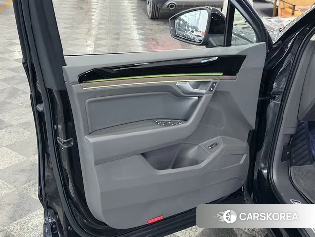 Volkswagen Touareg 2020 Черный из Китая, фото 2