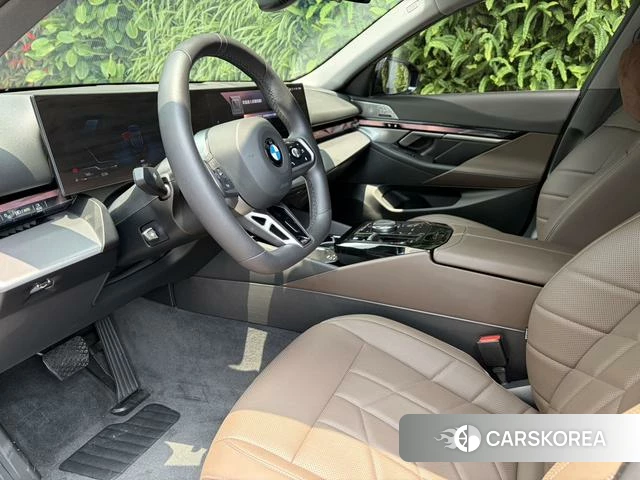 BMW 5 series 2024 Черный из Китая, фото 2