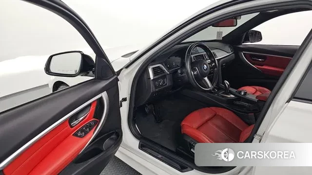 BMW 3 Series (F30) 2018 Белый из Кореи, фото 2