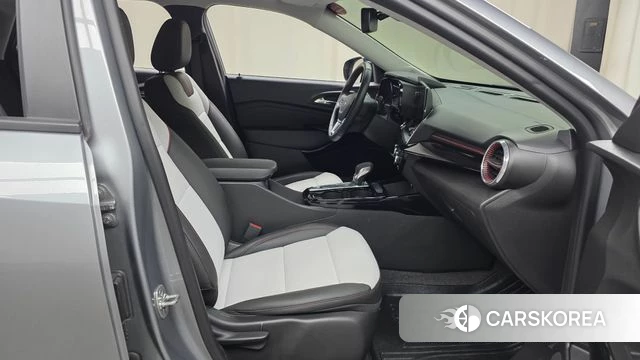 Chevrolet (GM Daewoo) Trax Crossover 2024 Серебристо-серый из Кореи, фото 2