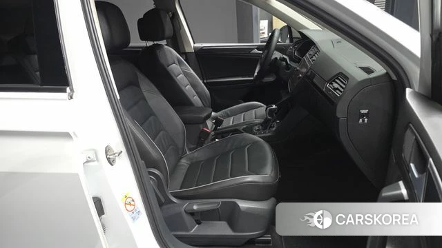 Volkswagen Tiguan second Generation 2022 Белый из Кореи, фото 2