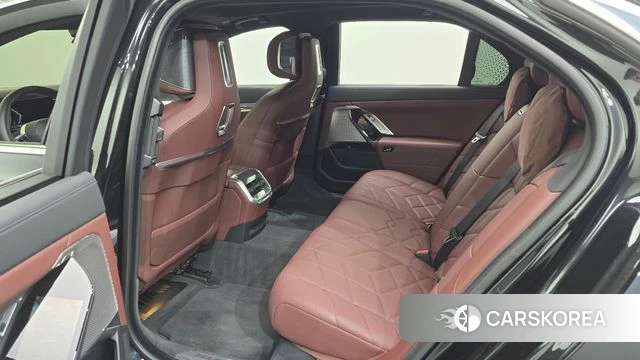 BMW 7 Series (G70) 2024 Черный из Кореи, фото 2