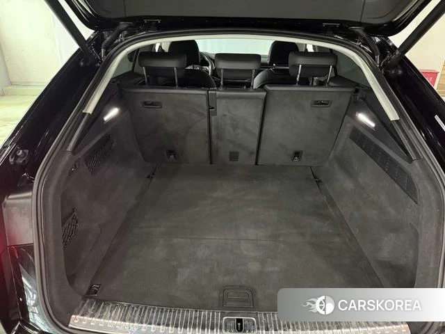 Audi Q8 2023 Черный из Китая, фото 2