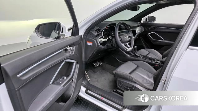 Audi Q3 (F3) 2023 Белый из Кореи, фото 2