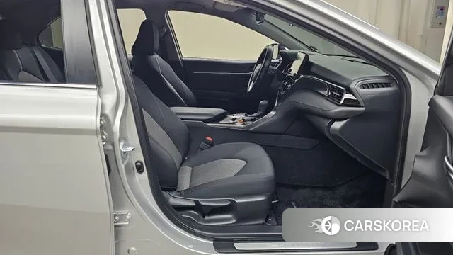 Toyota Camry (XV70) 2022 Серебряный из Кореи, фото 2