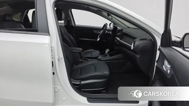 Kia The New K3 2nd generation 2023 Белый из Кореи, фото 2