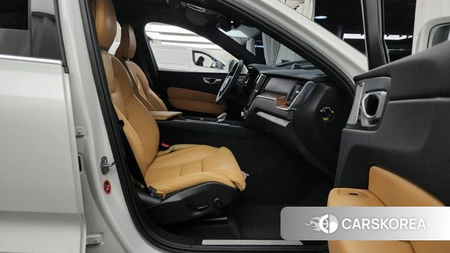 Volvo XC60 second Generation 2024 Белый из Кореи, фото 2