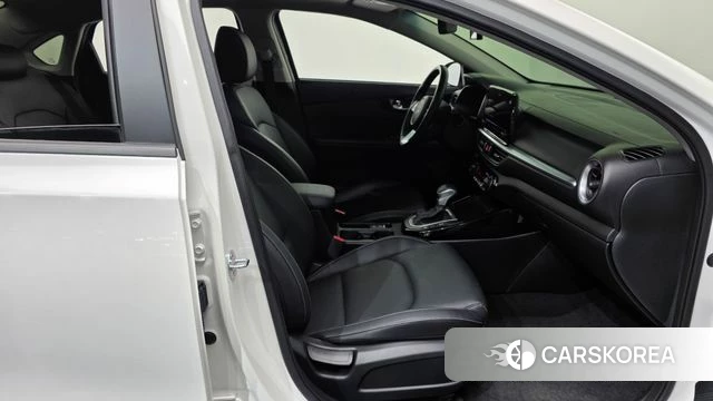 Kia The New K3 2nd generation 2024 Белый из Кореи, фото 2