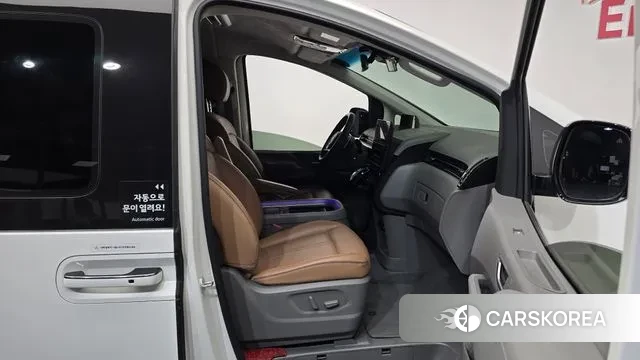 Hyundai Staria 2023 Белый из Кореи, фото 2