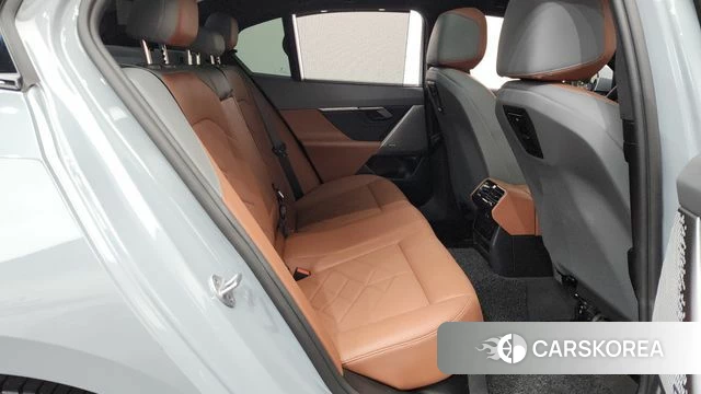 BMW 5 Series (G60) 2025 Светло-серебряный цвет из Кореи, фото 2
