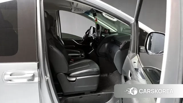 Hyundai Staria 2023 Серебряный из Кореи, фото 2