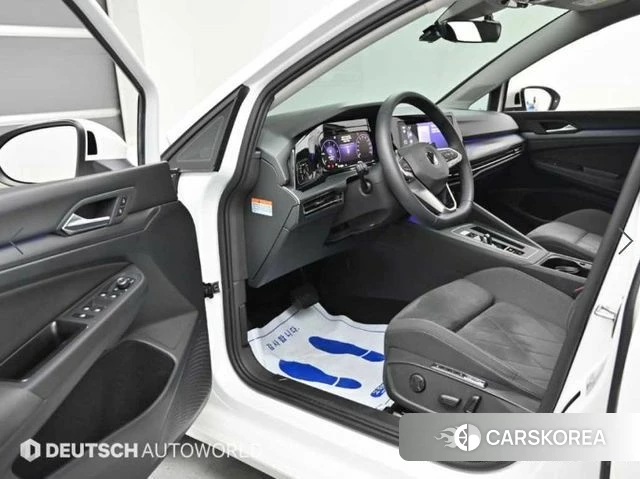 Volkswagen Golf 8th Generation 2022 Белый из Кореи, фото 2