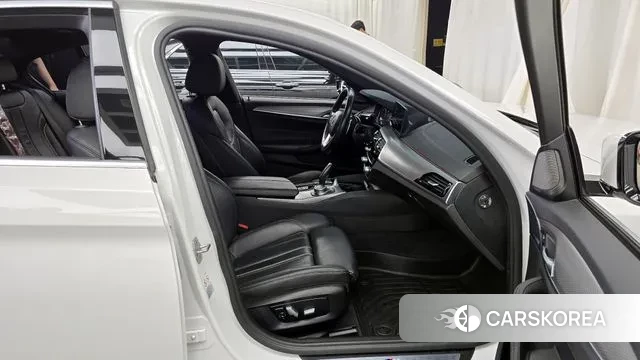 BMW 5 Series (G30) 2018 Белый из Кореи, фото 2