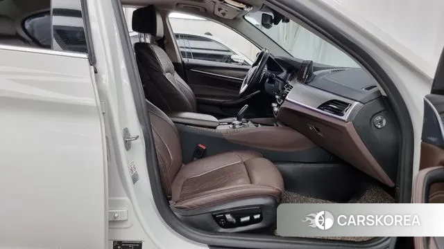 BMW 5 Series (G30) 2019 Белый из Кореи, фото 2