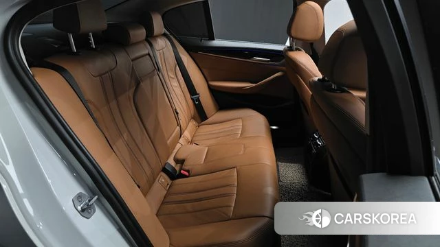 BMW 5 Series (G30) 2018 Белый из Кореи, фото 2
