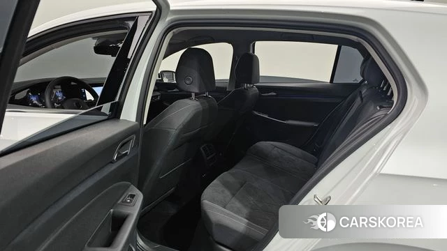 Volkswagen Golf 8th Generation 2022 Белый из Кореи, фото 2