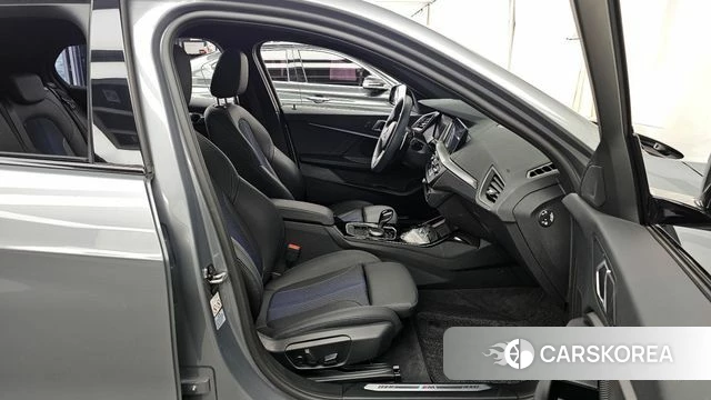 BMW 1 Series (F40) 2024 Серебристо-серый из Кореи, фото 2