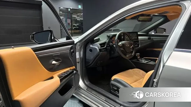 Lexus ES300h 7th generation 2022 Серебряный из Кореи, фото 2