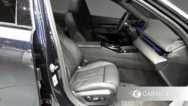 BMW 5 Series (G60) 2024 Черный из Кореи, фото 2