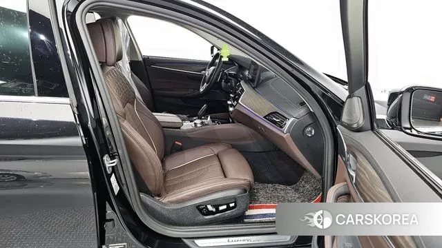 BMW 5 Series (G30) 2022 Черный из Кореи, фото 2