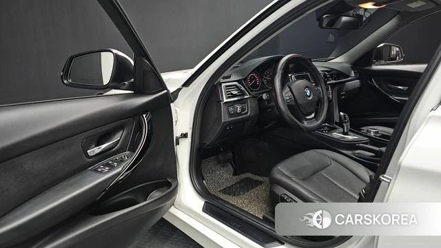 BMW 3 Series (F30) 2018 Белый из Кореи, фото 2