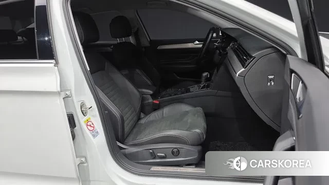 Volkswagen Passat GT (B8) 2022 Белый из Кореи, фото 2