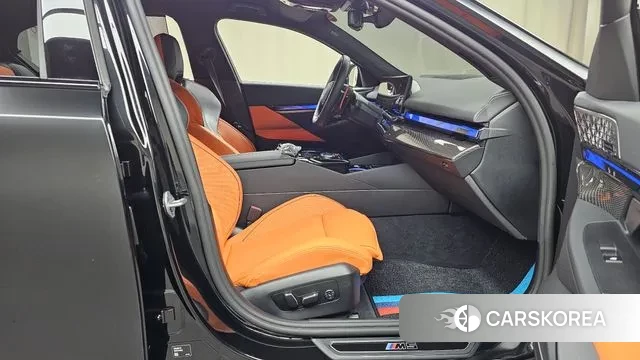 BMW M5 (G90) 2025 Серый из Кореи, фото 2