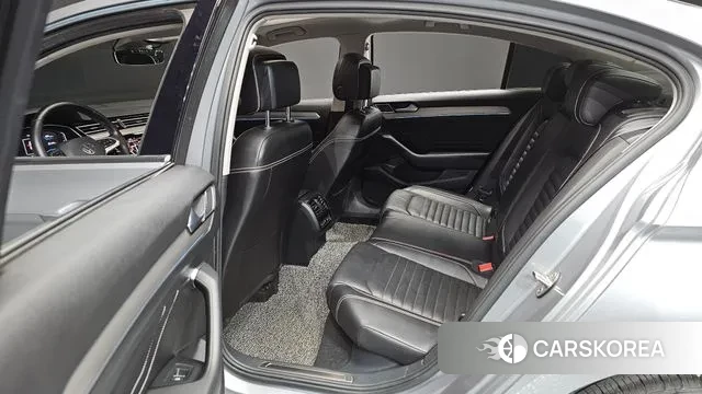 Volkswagen Passat GT (B8) 2021 Серебряный из Кореи, фото 2