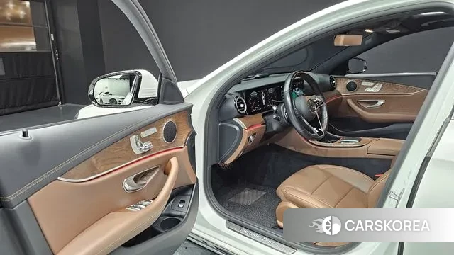 Mercedes-Benz E-Class W213 2022 Белый из Кореи, фото 2