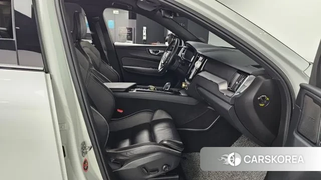 Volvo XC60 second Generation 2021 Белый из Кореи, фото 2