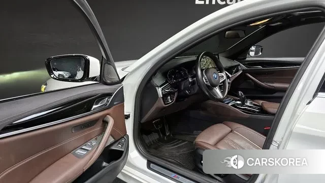 BMW 5 Series (G30) 2022 Белый из Кореи, фото 2