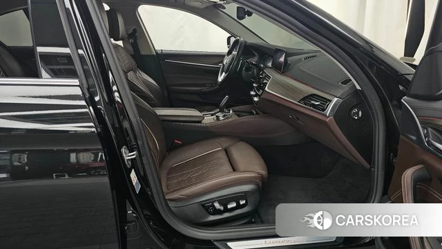 BMW 5 Series (G30) 2019 Черный из Кореи, фото 2