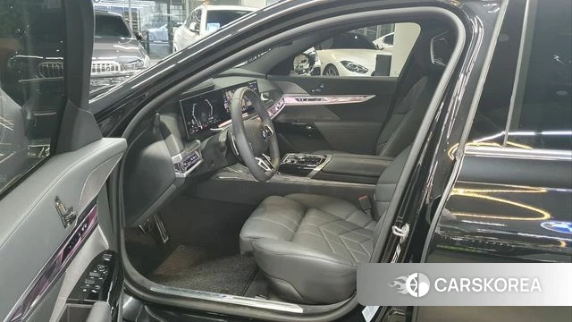 BMW 7 Series (G70) 2024 Черный из Кореи, фото 2