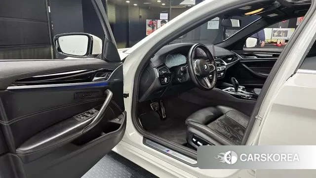 BMW 5 Series (G30) 2019 Белый из Кореи, фото 2