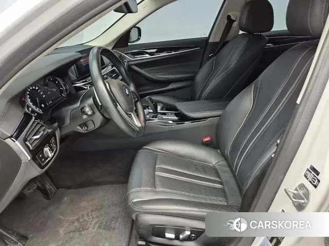 BMW 5 Series (G30) 2018 Белый из Кореи, фото 2