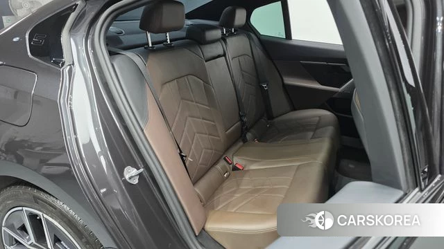 BMW 5 Series (G60) 2023 Серый из Кореи, фото 2