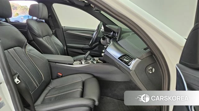 BMW 5 Series (G30) 2022 Белый из Кореи, фото 2