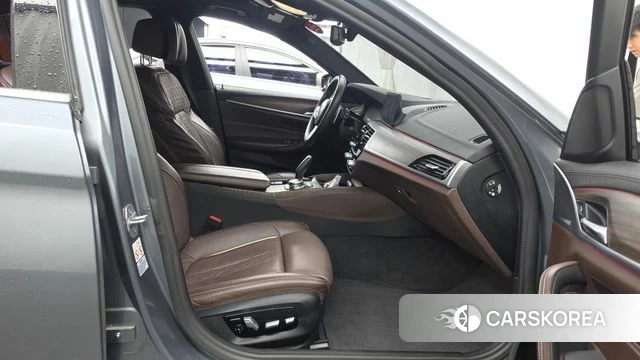 BMW 5 Series (G30) 2020 Серебристо-серый из Кореи, фото 2