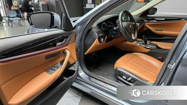 BMW 5 Series (G30) 2018 Серый из Кореи, фото 2