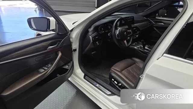 BMW 5 Series (G30) 2020 Белый из Кореи, фото 2