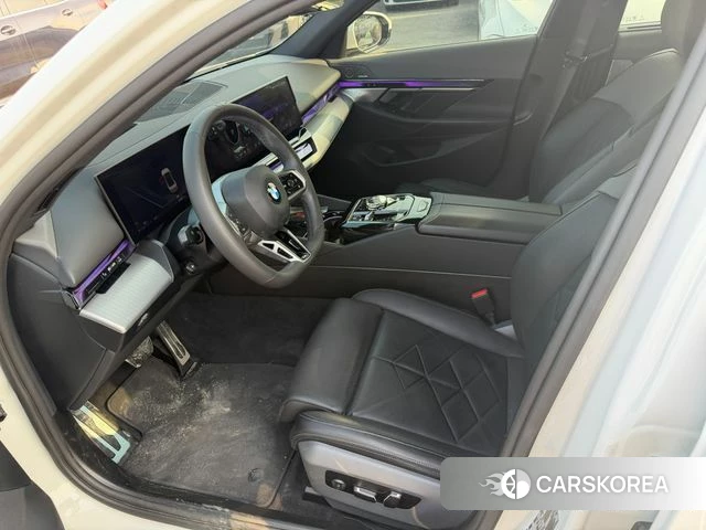 BMW 5 Series (G60) 2024 Белый из Кореи, фото 2