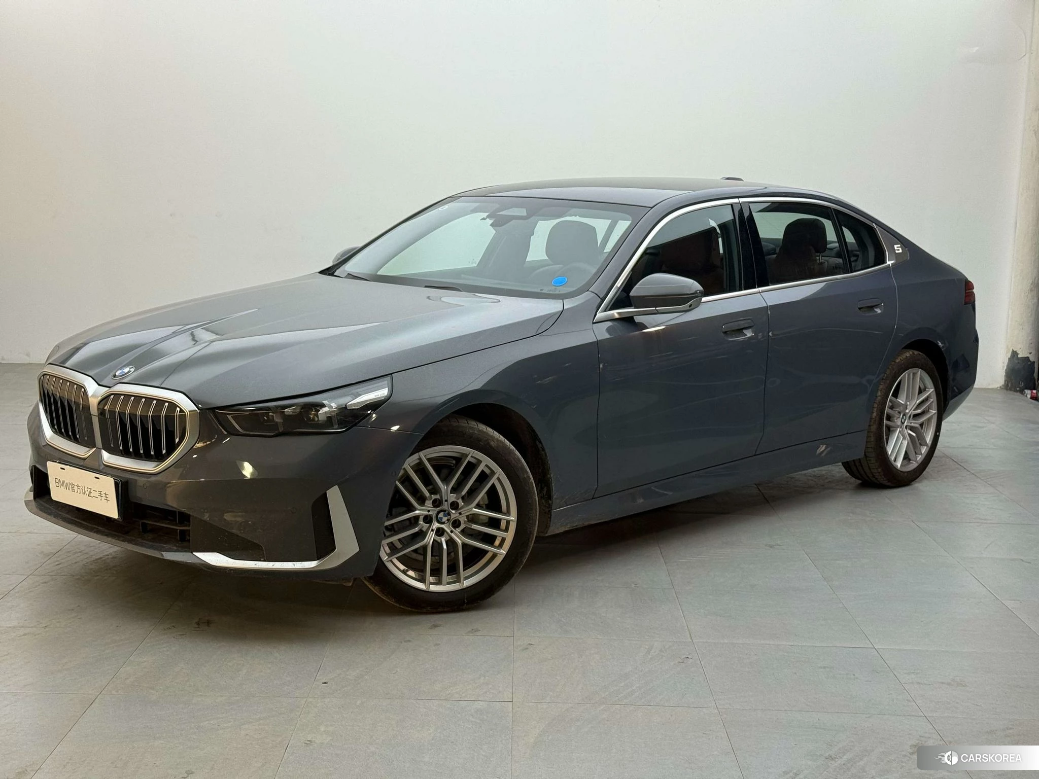 BMW 5 series 2024 Темно-серый из Китая, фото 2