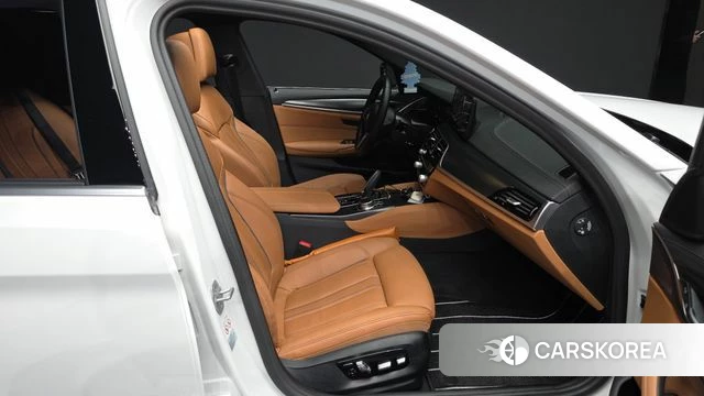 BMW 5 Series (G30) 2023 Белый из Кореи, фото 2