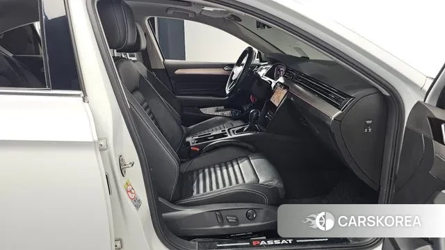 Volkswagen Passat GT (B8) 2021 Белый из Кореи, фото 2