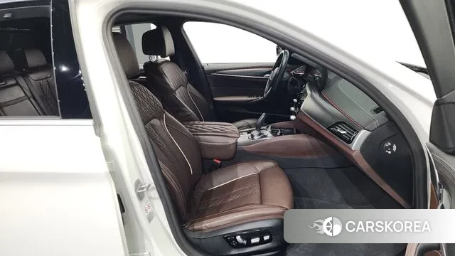 BMW 5 Series (G30) 2023 Белый из Кореи, фото 2