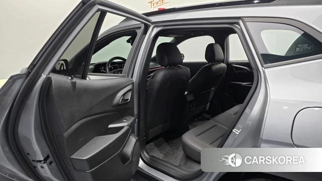 Chevrolet (GM Daewoo) Trax Crossover 2023 Серебристо-серый из Кореи, фото 2