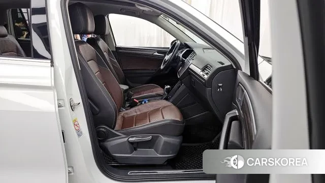 Volkswagen Tiguan Allspace 2023 Белый из Кореи, фото 2