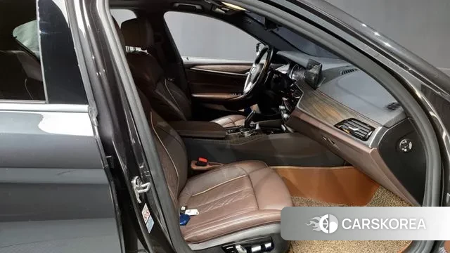 BMW 5 Series (G30) 2018 Серый из Кореи, фото 2