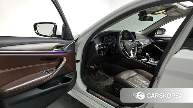 BMW 5 Series (G30) 2018 Белый из Кореи, фото 2