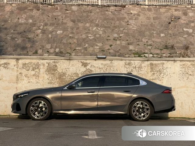 BMW 5 series 2024 Темно-серый из Китая, фото 2